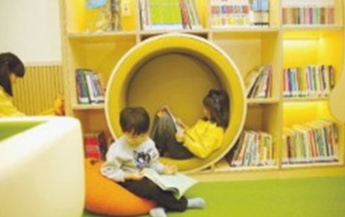 거점형 늘봄센터에서 책을 읽고 있는 아이들의 사진입니다