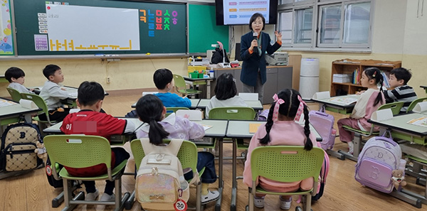 KB스타 경제교실 강의가 진행되고 있는 사진입니다