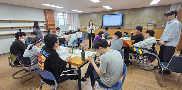 취약계층 경제금융 교육 프로그램으로 강의가 진행되고 있는 사진입니다