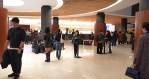 리움미술관에 여러 사람들이 있는 이미지