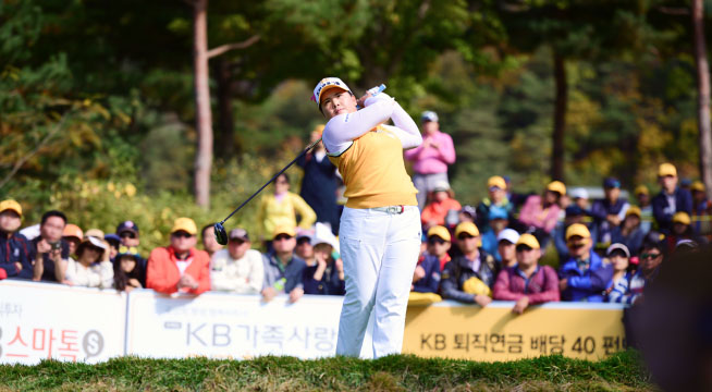Park Inbee's golf swing in front of a large crowd