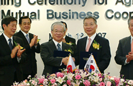 Menjalin perjanjian kemitraan bisnis dengan Mitsui Sumitomo Banking Corporation (SMBC)