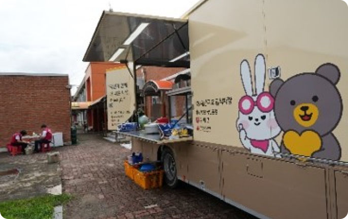 A food truck with a cartoon character on the side